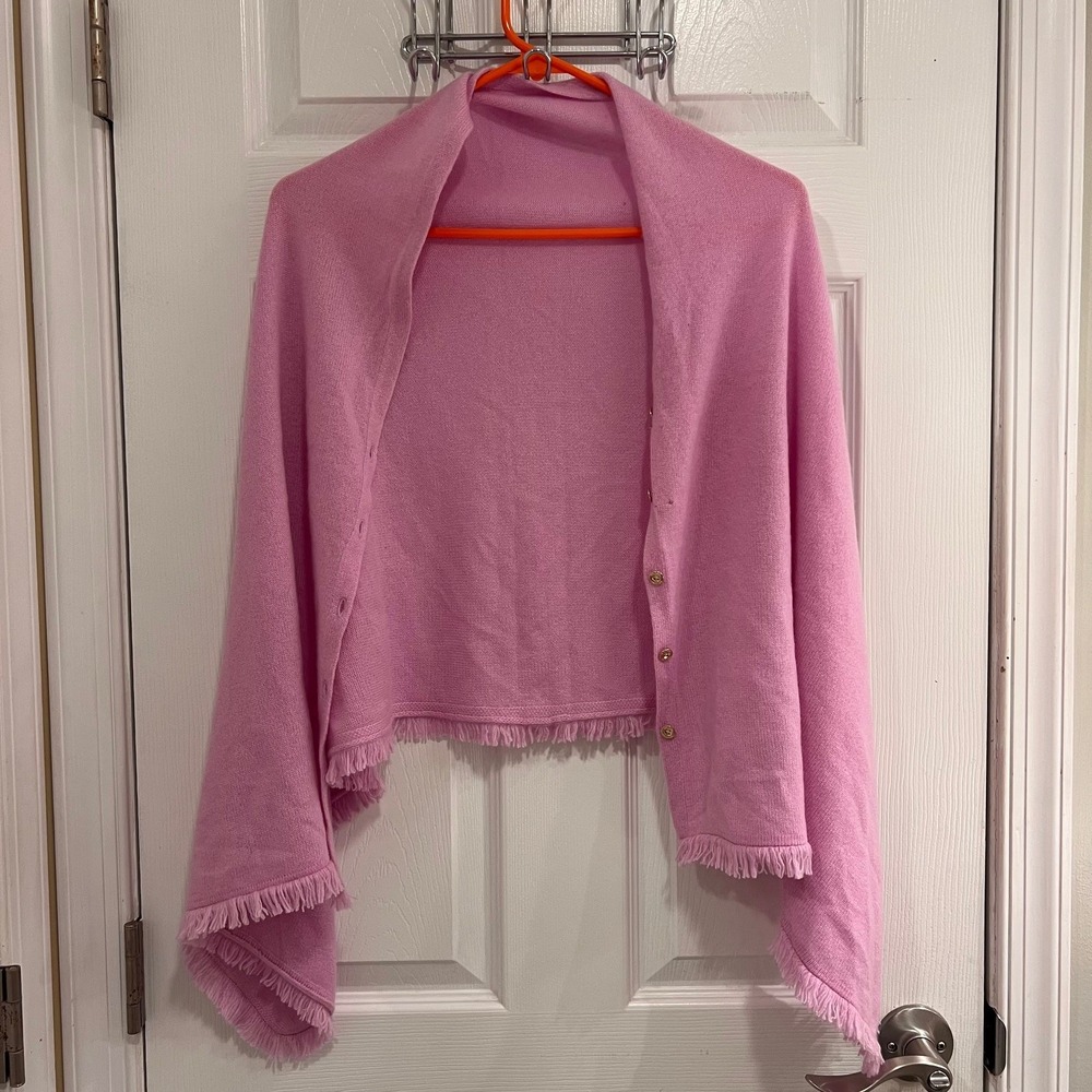 Lilly Pulitzer Cashmere Pink Fringe Knit Wrap Gold Logo Button Shawl‎ One Size
